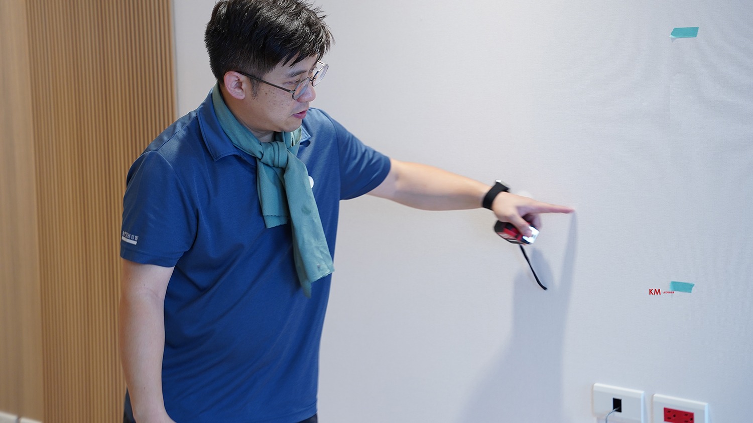 師傅正在思考牆面可以裝壁掛架嗎