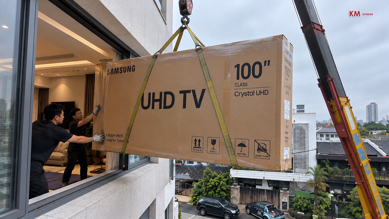 使用吊車吊掛 100 吋電視至室內